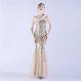 Robe de soirée haut de gamme à paillettes et perles artisanales, plumes d'autruche